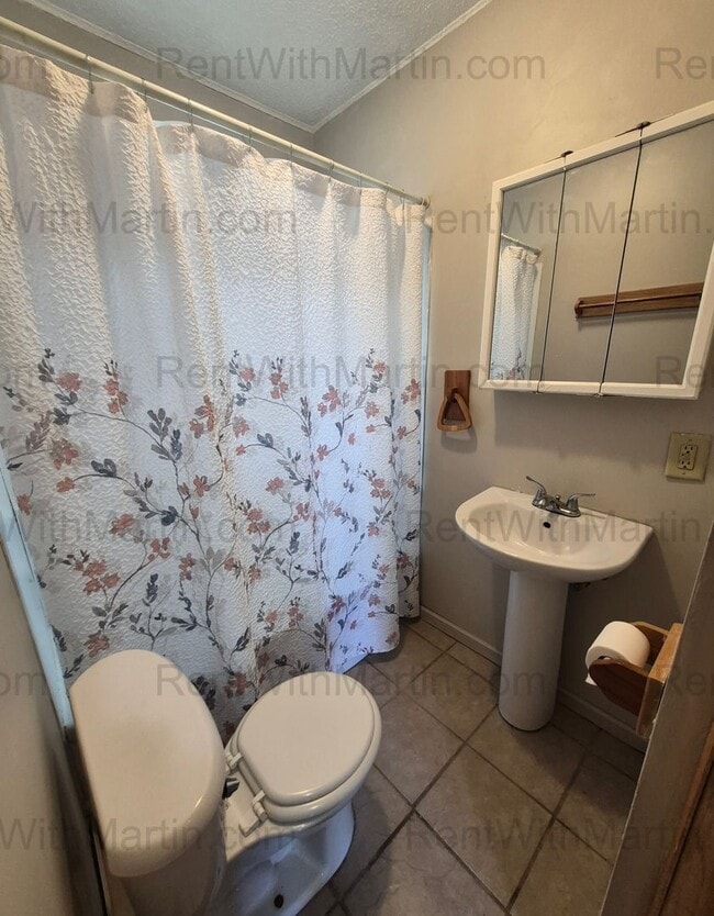 Building Photo - FOR RENT- 2 bedrooms on Ackermant! Pets Ok!