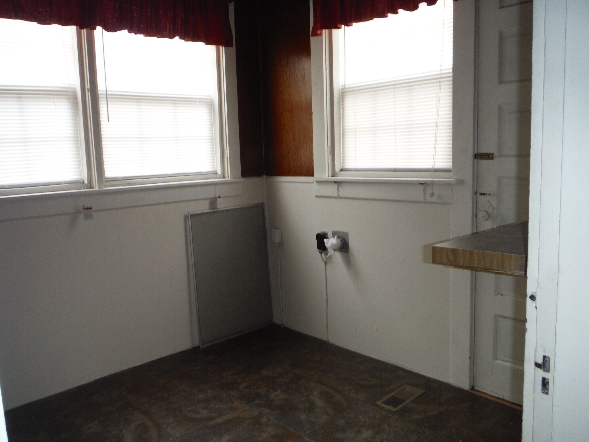 laundry - 916 W 3rd St