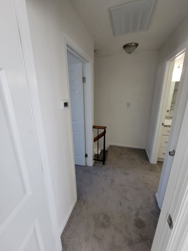 Building Photo - 1550 Fairfax Dr