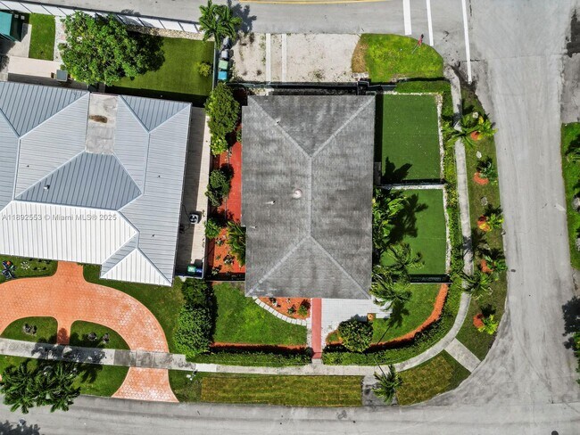 Building Photo - 9100 SW 95th Ave