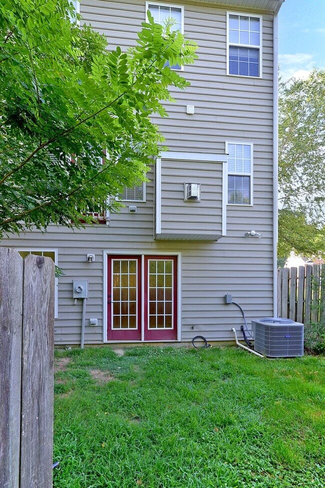 Building Photo - End unit Townhome in Riverwalk Townes