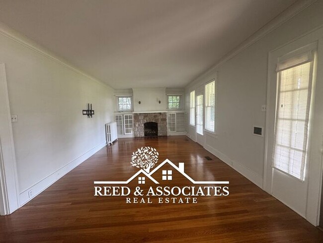 Building Photo - Spacious: 3 Bedroom in Colonial - Yorkshire!