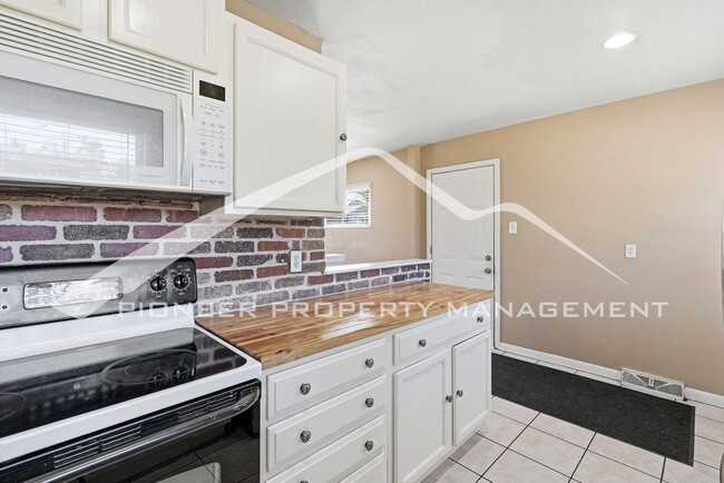 Building Photo - Lovely Single Family Home Fenced in Yard and Central AC