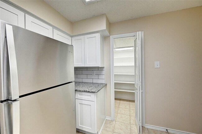 Building Photo - 921 Marine Dr