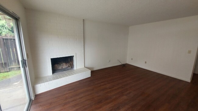 Building Photo - Spacious 4 bedroom, 3 bath home Tri-level in the Scottsdale East Area between Florin Rd and Gerbe...