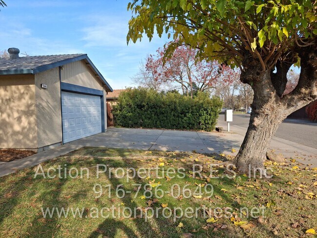 Building Photo - Antelope R.V. Parking, Single Story: Large Yard: RV Parking: 3 Bed, 2 Bath - Foothill Farms/Antelope