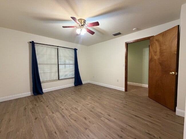 Building Photo - Large 2 Bedroom PSJ