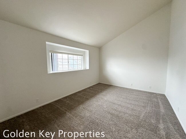 Building Photo - Remodeled Two-Bedroom Townhome in Encinita...