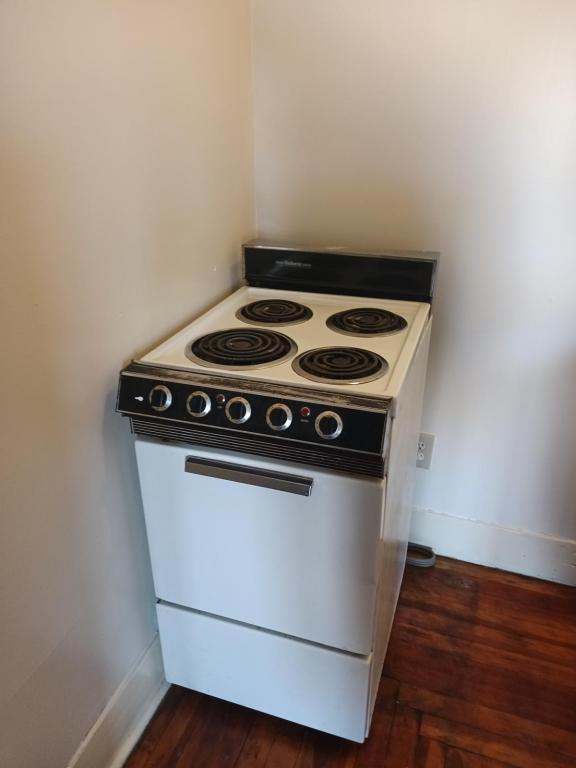 Building Photo - 124 Division St