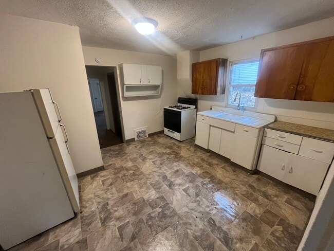 Building Photo - 26 Christie St