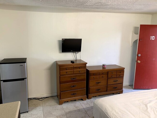 Building Photo - Hideout Room # 10