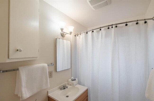 Building Photo - Charming One-Level Home with Private Yard ...