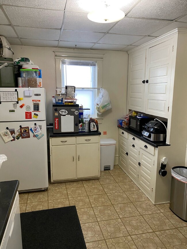 Building Photo - 3 bed 1 bath close to UWEC available June ...