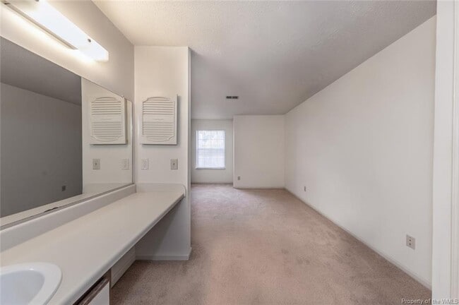 Building Photo - 105K Stratford Dr