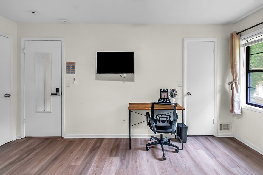 Building Photo - 1812 Wiggins Cir SW