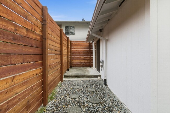 Building Photo - Arbor Lake Duplex unit for lease in private setting