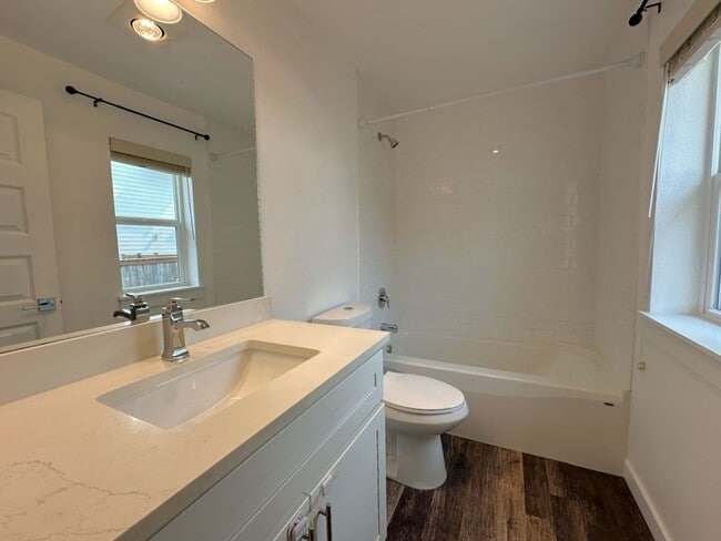 Building Photo - Modern & Stylish 4 Bed, 2.5 Bath Remodel!