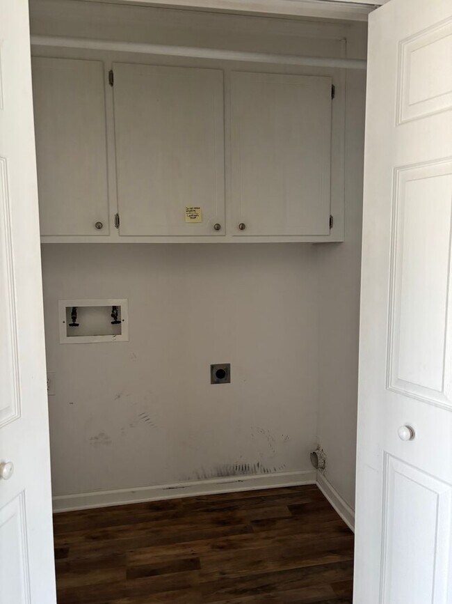 Building Photo - 2330 Vineyard Dr