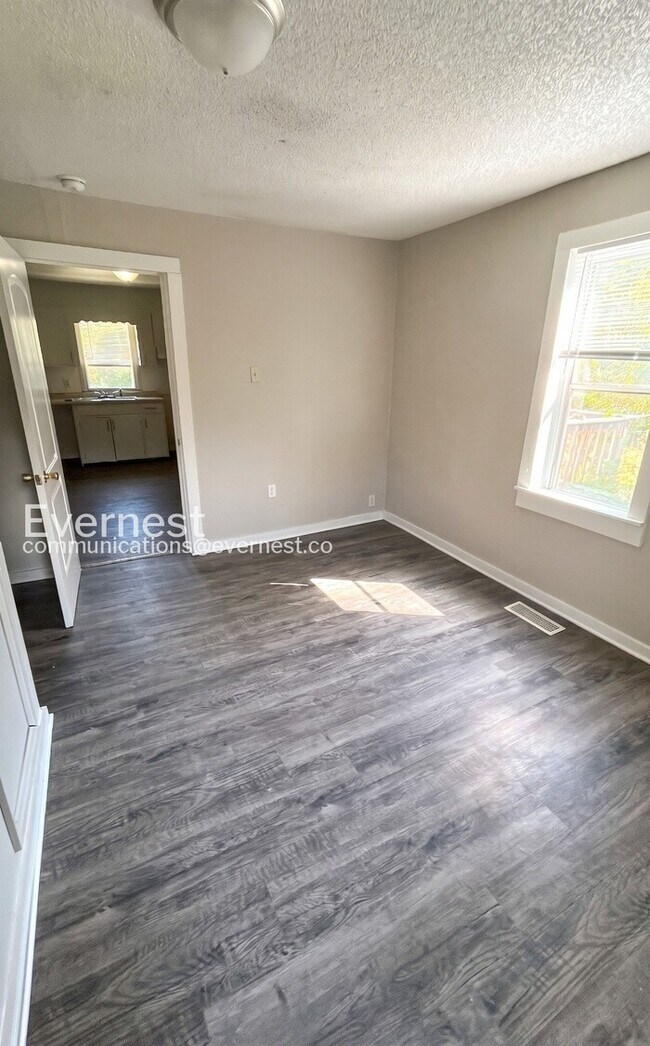 Building Photo - 2 Bed/1 Bath Home with Off-Street Parking / Vouchers Accepted / Available Now!