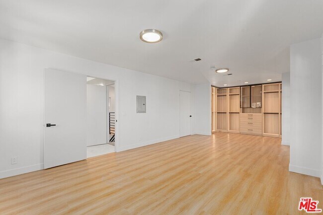 Building Photo - 2522 Armacost Ave