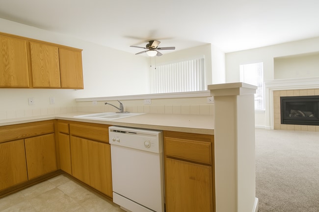 Building Photo - Gorgeous 3x2.5 duplex unit with a fenced b...