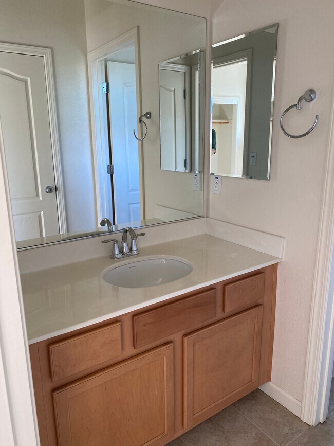 Building Photo - 830 San Bernardo Ln