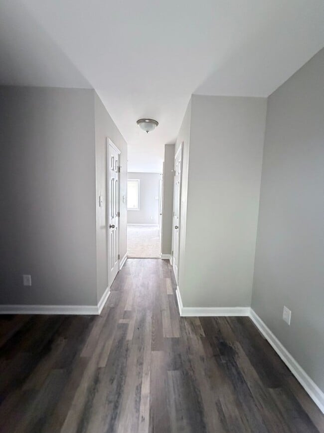 Building Photo - Newly Renovated 2-Bedroom Townhouse in a Prime Location!