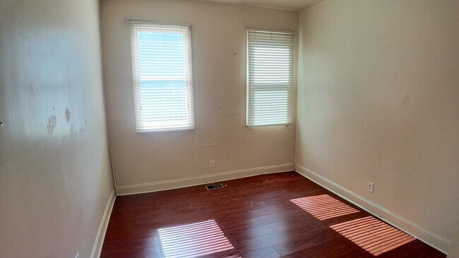 Building Photo - 309 W 41st St