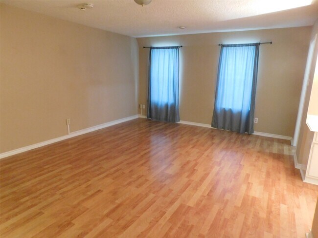 Building Photo - 472 N Post Oak Ln