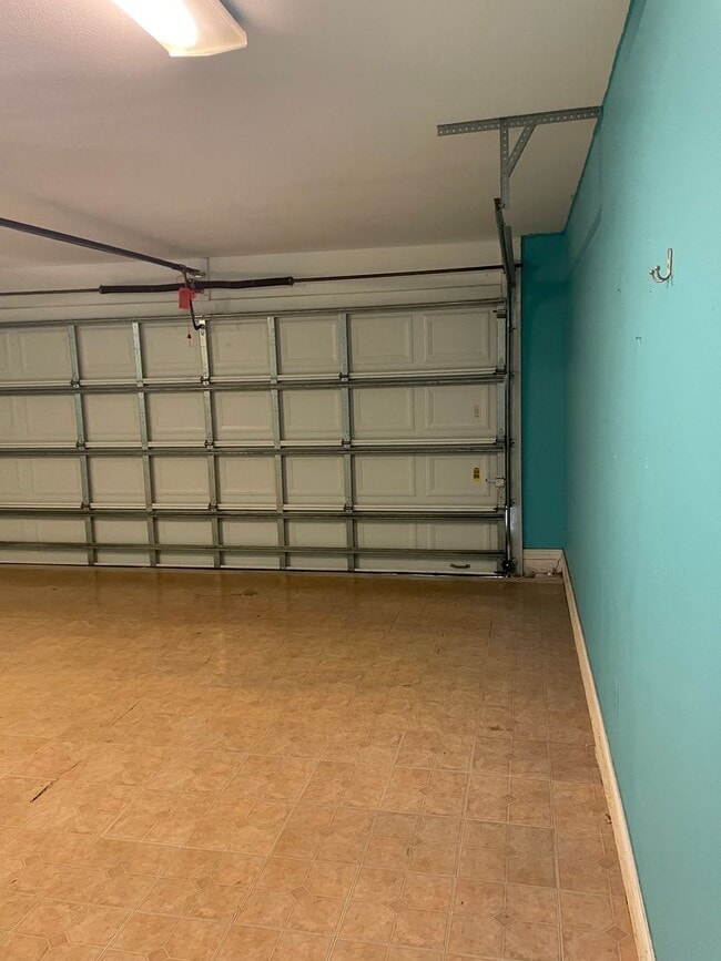 Building Photo - Large 3/2 Kingsville