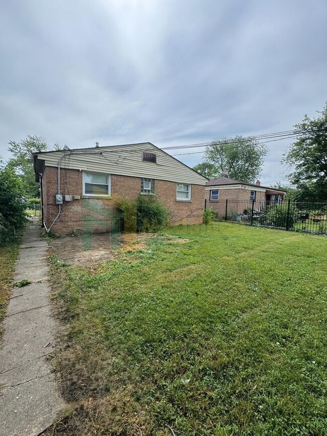 Building Photo - Beautifully Updated 4BR/1BA Home with Fini...