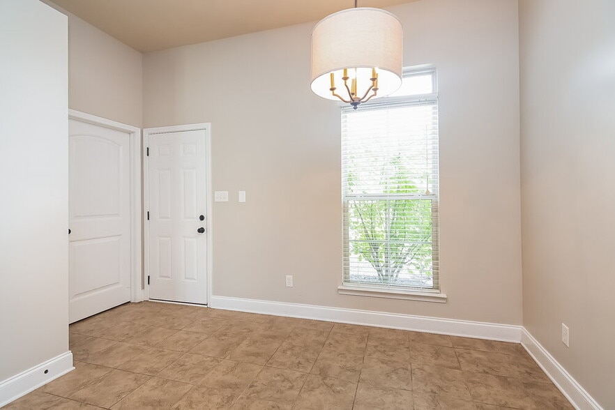 Building Photo - 2851 S Hartland