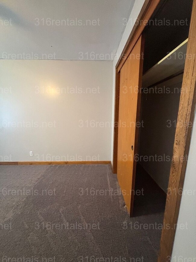 Building Photo - 3 bed 1 bath house available NOW!