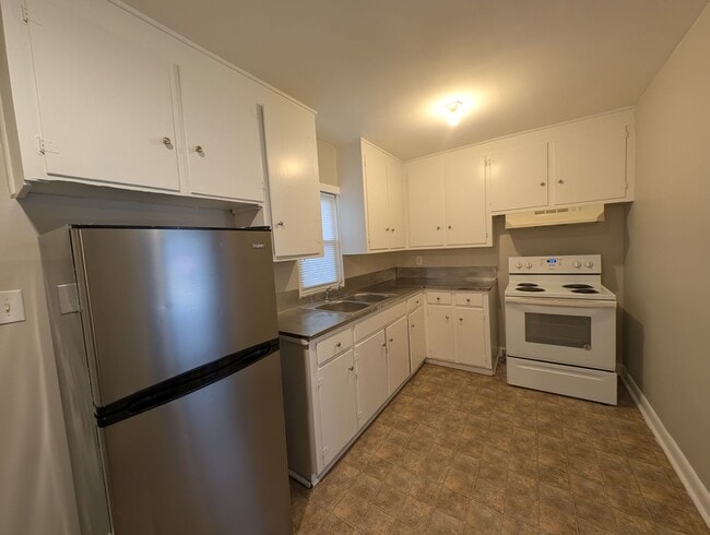 Building Photo - One Bedroom, One bath duplex apartment located in Greenwood Park!
