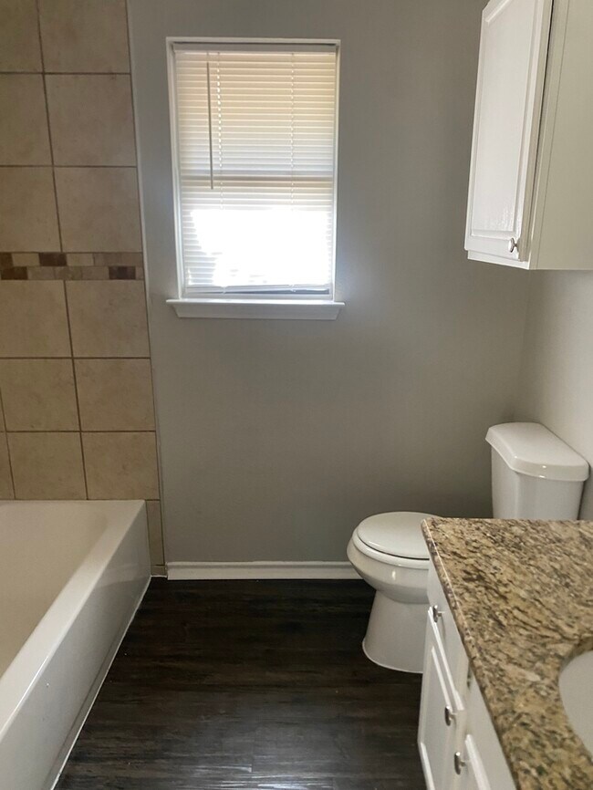 Building Photo - 822 Collins Blvd