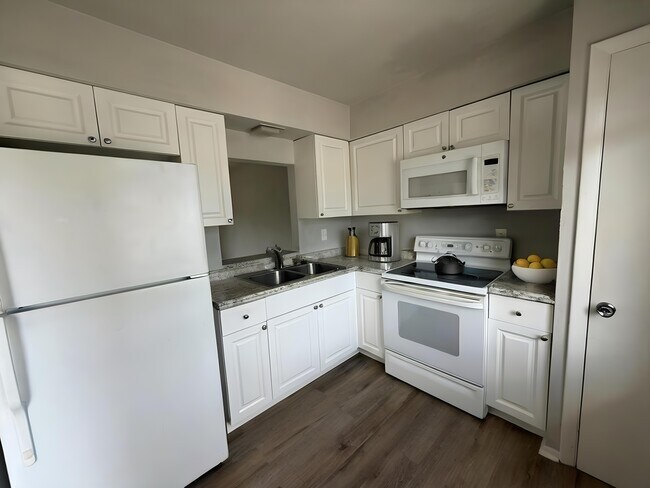 Building Photo - 1920 W Lakeview Blvd