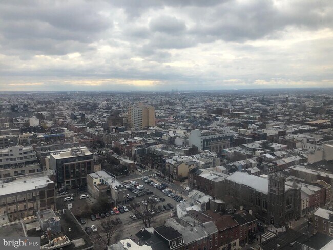 Building Photo - 400 S Broad St