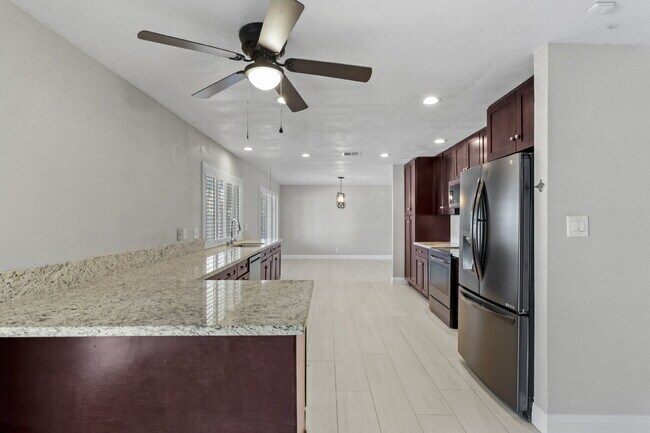 Building Photo - Welcome to your entertainers dream home!