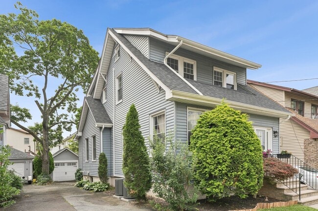 Primary Photo - 22 Lincoln Pl