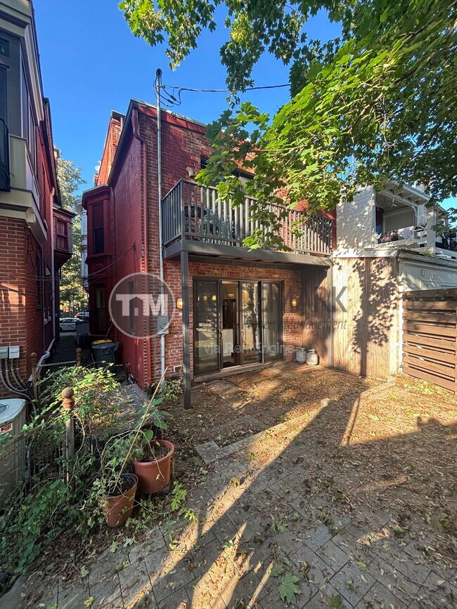 Building Photo - 662 W Chestnut St