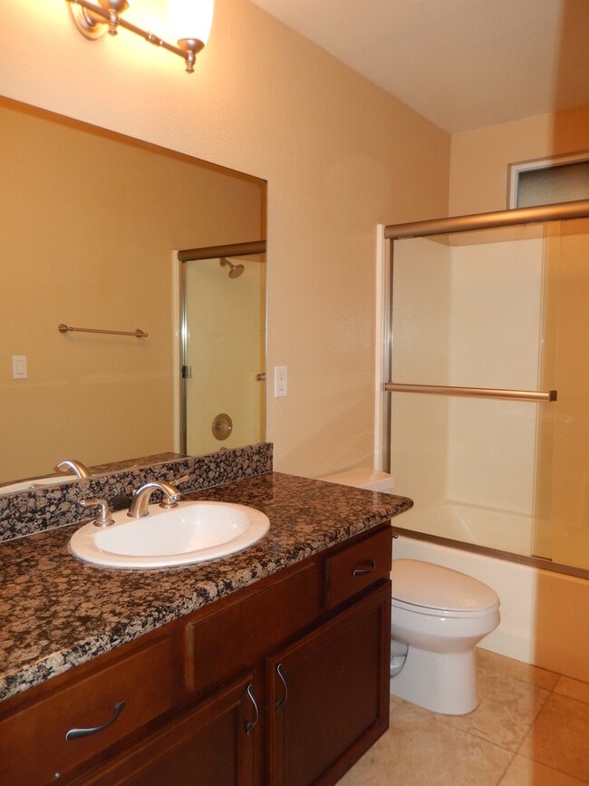 Building Photo - GORGEOUS TOWNHOME 3 BR, 2.5 BA, 2 CAR GARAGE