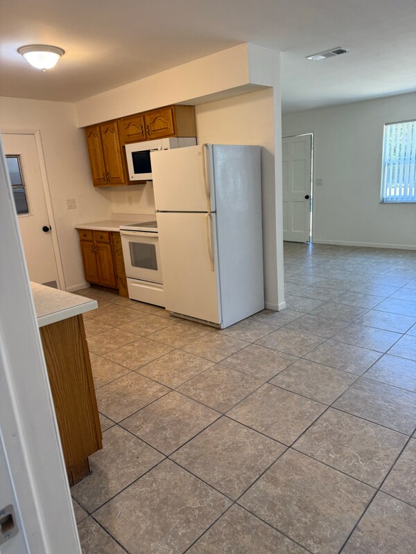 Building Photo - 323 N Lochview Terrace