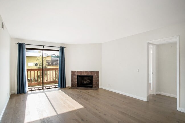 Building Photo - Newly renovated very bright 2 bed condo...