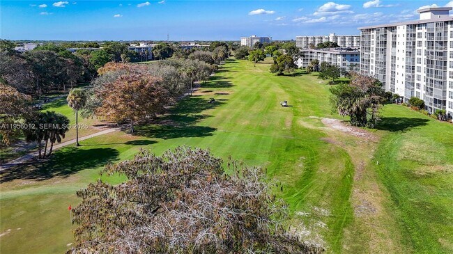 Building Photo - 605 Oaks Dr