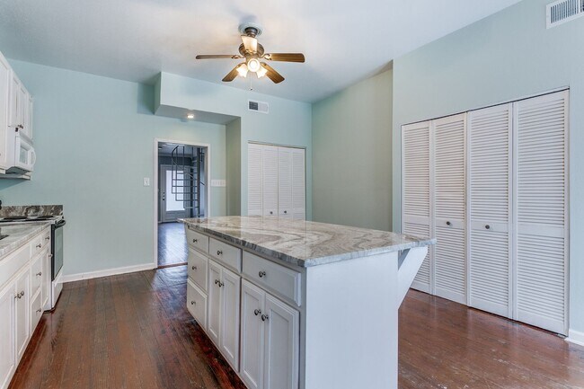 Building Photo - 3-BEDROOM COTTAGE IN ALAMO HEIGHTS