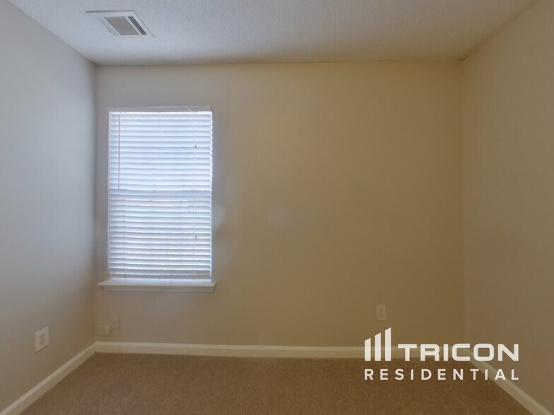 Building Photo - 300 Stone Ridge Way
