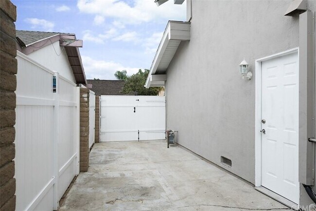 Building Photo - Impeccable 4BR 2.5BA Home with Pool, Near ...