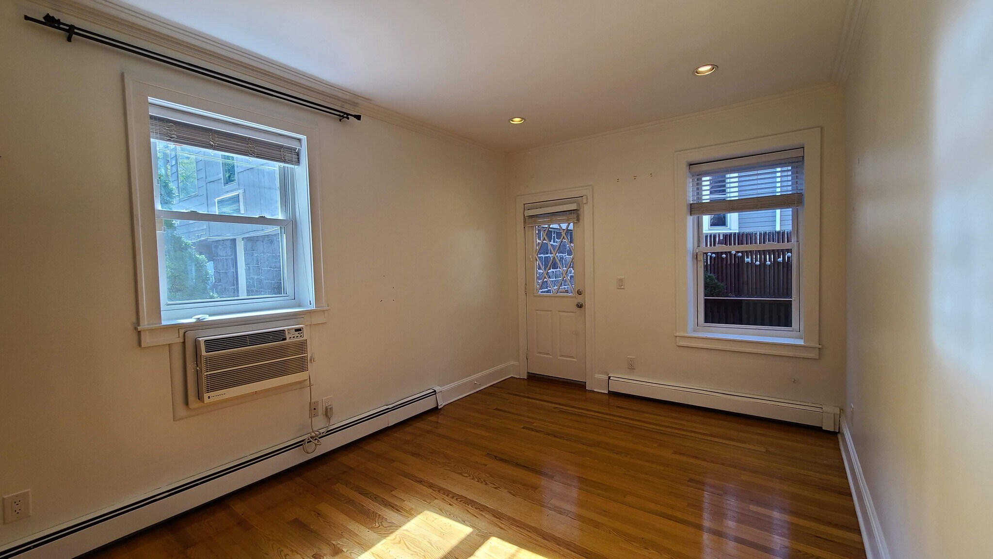 Building Photo - 955 Boulevard E