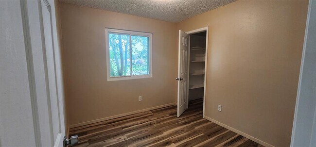 Building Photo - 1804 Greenhill Dr