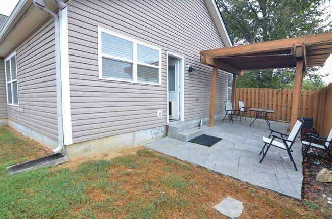 Building Photo - 3637 Crossbrooke Dr